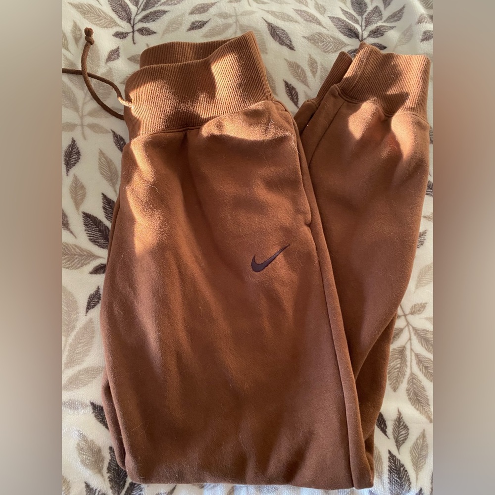Nike joggers brown woman’s small